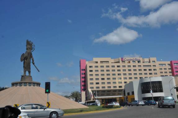 Um dos muitos monumentos nas praças de Tijuana, no México. Esse em homenagem ao último imperador asteca, Cuauhtémoc